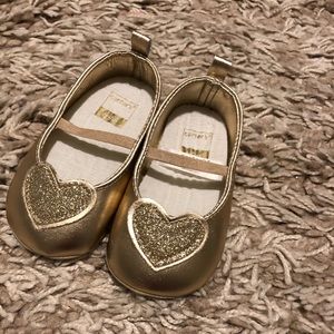 Carter’s 6-9 months gold heart shoe